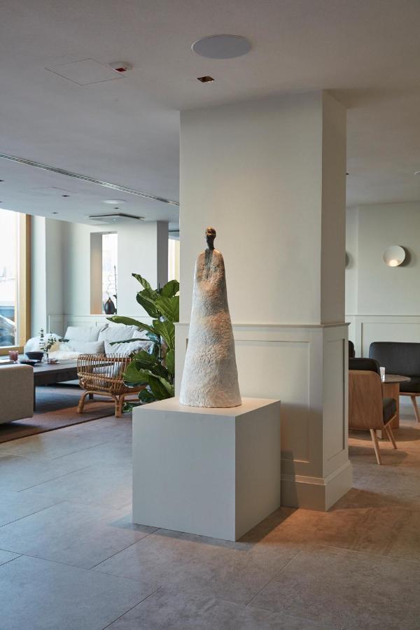 Runo Hotel Порвоо Экстерьер фото The sculpture "The Guardian" by artist and sculptor, Jean-Pierre Hublot, at the entrance of the hotel