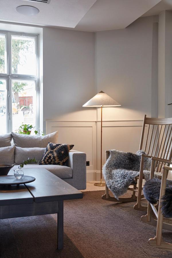 Runo Hotel Порвоо Экстерьер фото A floor lamp
