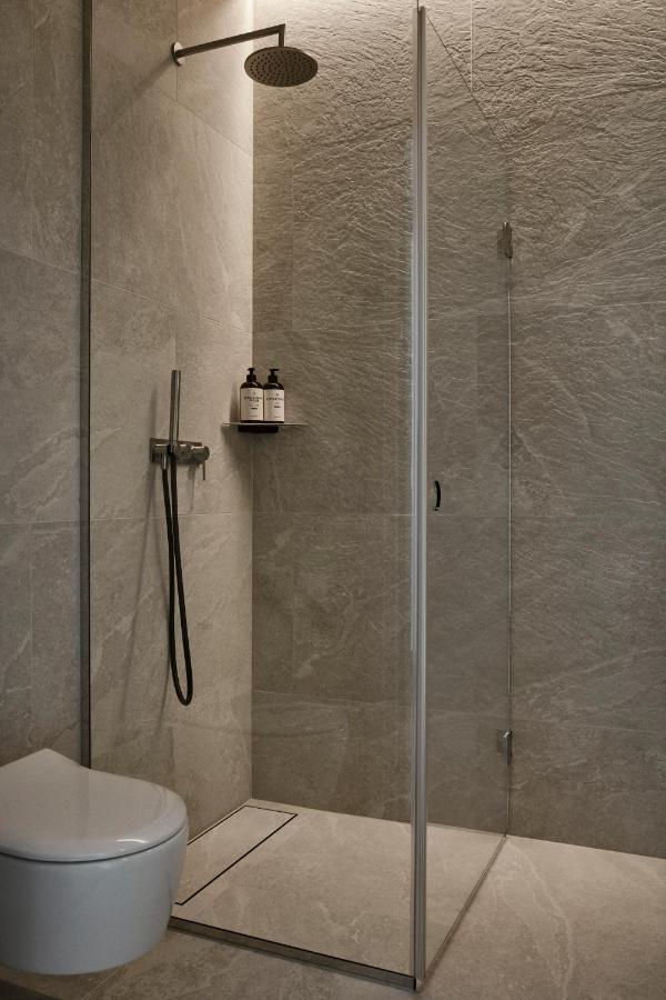 Runo Hotel Порвоо Экстерьер фото A shower with a shower door