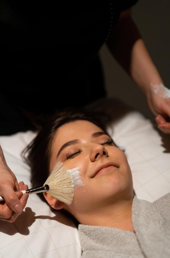Runo Hotel Порвоо Экстерьер фото A woman receiving a facial